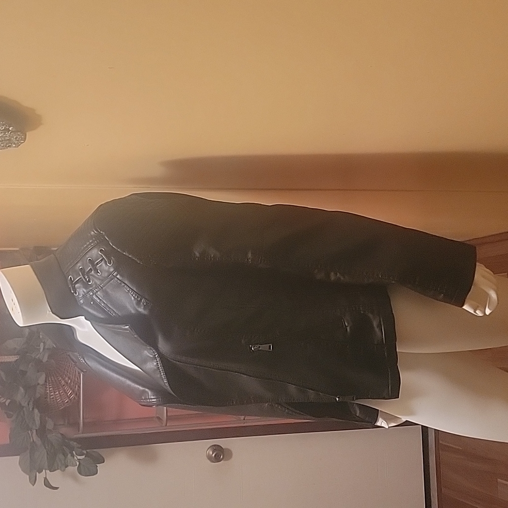 Leather jacket - Picture 2 of 6